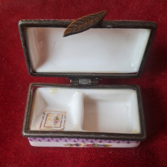 Charming Vintage Hand Painted Porcelain Art Trinket Box - Picture 6 of 8